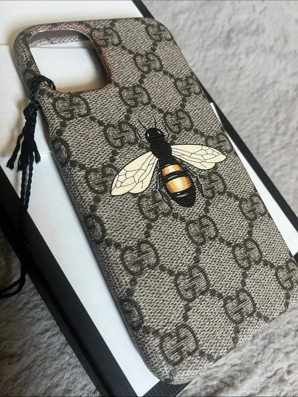 NIB Gucci GG Canvas Supreme iPhone 11 case with Bee Appliqué in Beige and Black